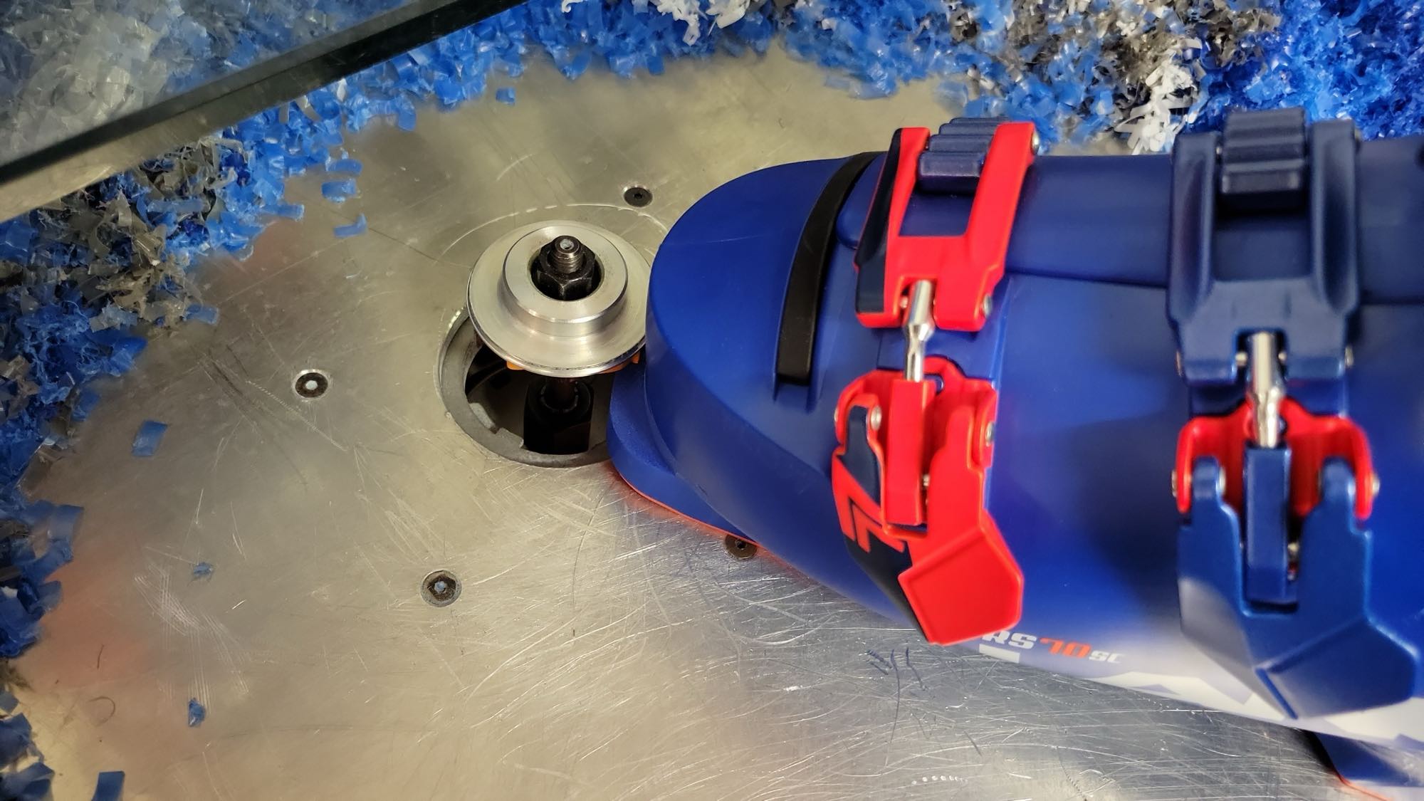 Skischuhe mit originalen 3–5 mm Lifter-Erhöhungen, normgerecht angepasst