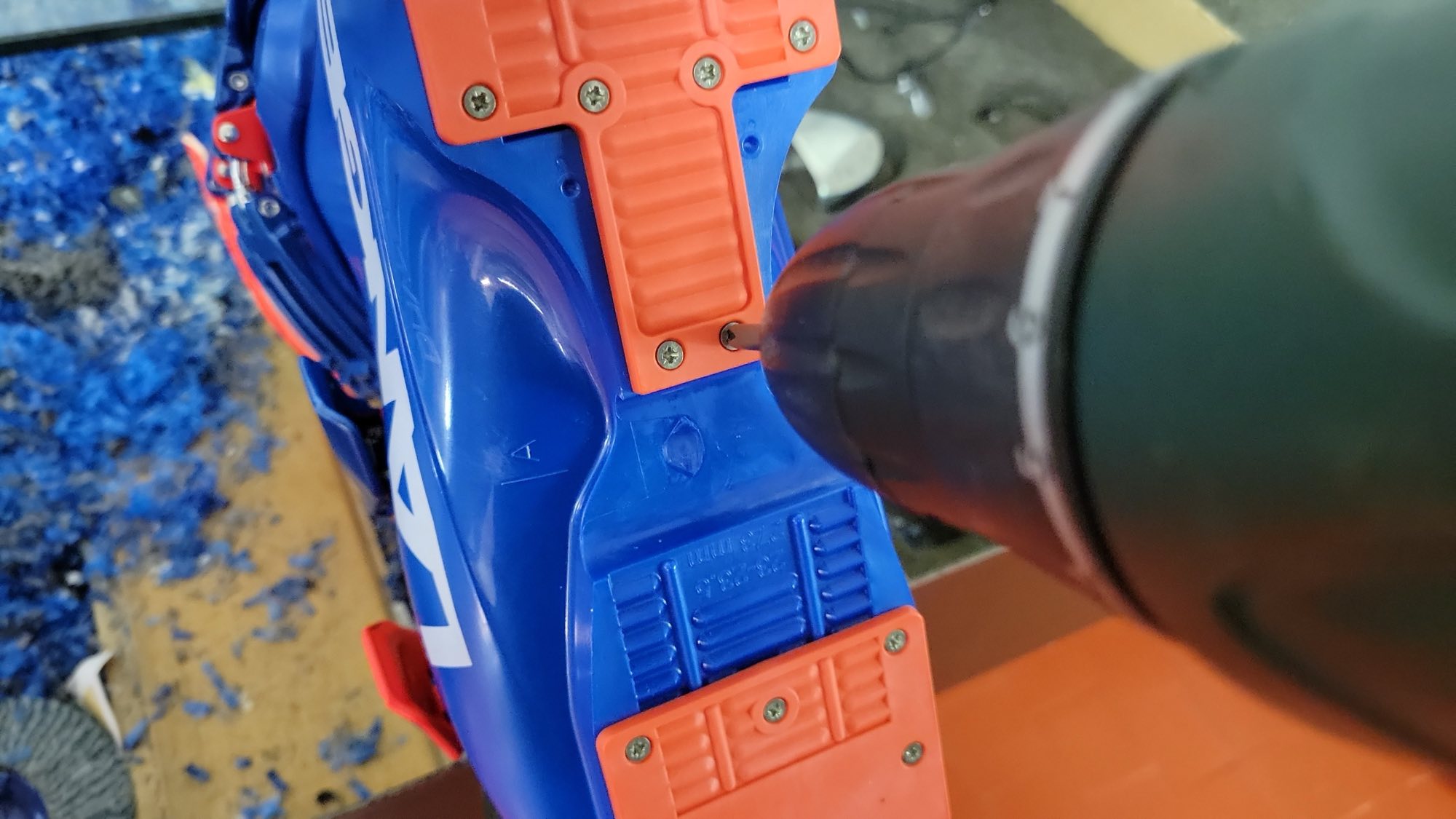 Skischuhe mit originalen 3–5 mm Lifter-Erhöhungen, normgerecht angepasst